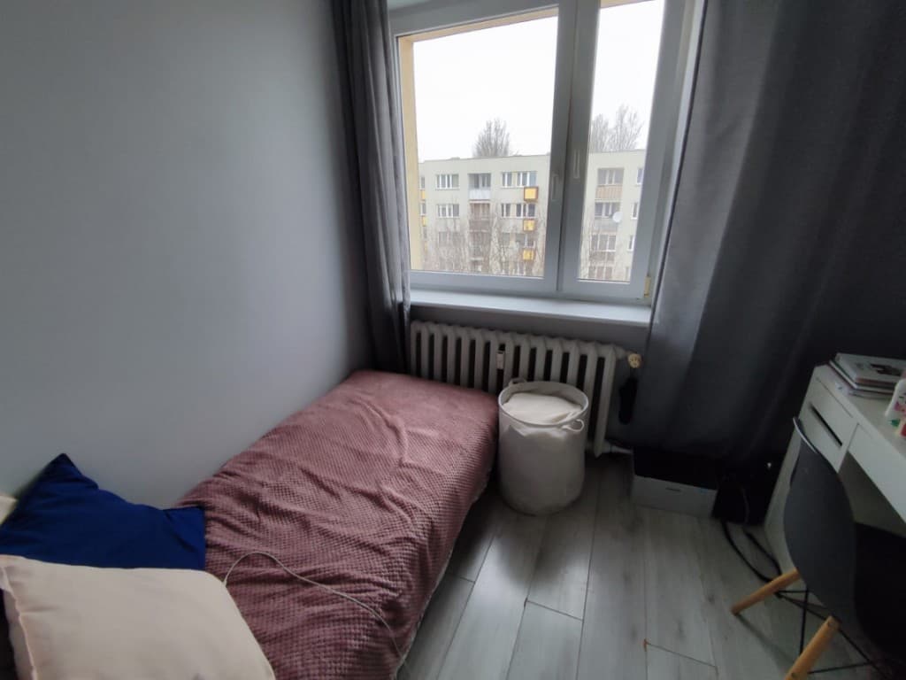 Pokój przed obróbką w AI Studio - zagracone wnętrze